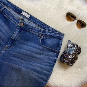 LOFT Curvy Kick Crop Jeans